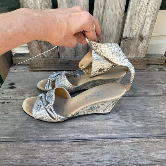 Unique vintage silver shiny sandals - Picture 1 of 15